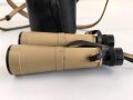 Dienstglas DF 10 x 50 Wehrmacht, sandfarbener Originallack, " kurze Variante" von bmj. Klare Durchsicht, an zugehörigem Trageriemen, in behälter aus Ersatzmaterial, dieser ebenfalls mit zugehörigem Trageriemen