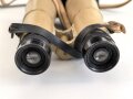 Dienstglas DF 10 x 50 Wehrmacht, sandfarbener Originallack, " kurze Variante" von bmj. Klare Durchsicht, an zugehörigem Trageriemen, in behälter aus Ersatzmaterial, dieser ebenfalls mit zugehörigem Trageriemen