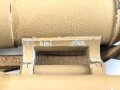 Dienstglas DF 10 x 50 Wehrmacht, sandfarbener Originallack, " kurze Variante" von bmj. Klare Durchsicht, an zugehörigem Trageriemen, in behälter aus Ersatzmaterial, dieser ebenfalls mit zugehörigem Trageriemen