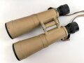 Dienstglas DF 10 x 50 Wehrmacht, sandfarbener Originallack, " kurze Variante" von bmj. Klare Durchsicht, an zugehörigem Trageriemen, in behälter aus Ersatzmaterial, dieser ebenfalls mit zugehörigem Trageriemen
