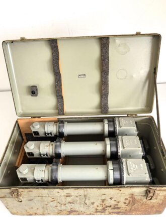 Transportkasten mit 3 Stück Pz.B.W.F.8 ( Panzer Beobachtungs Winkel Fernrohr für Bunkeranlagen ) samt Zubehör. Jeweils in gutem Zustand,  selten