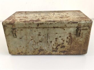 Transportkasten mit 3 Stück Pz.B.W.F.8 ( Panzer Beobachtungs Winkel Fernrohr für Bunkeranlagen ) samt Zubehör. Jeweils in gutem Zustand,  selten