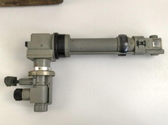 Transportkasten mit 3 Stück Pz.B.W.F.8 ( Panzer Beobachtungs Winkel Fernrohr für Bunkeranlagen ) samt Zubehör. Jeweils in gutem Zustand,  selten