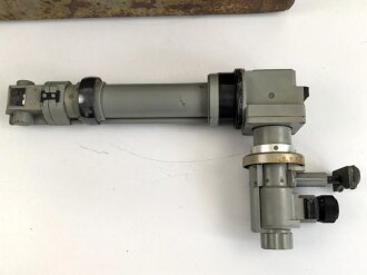 Transportkasten mit 3 Stück Pz.B.W.F.8 ( Panzer Beobachtungs Winkel Fernrohr für Bunkeranlagen ) samt Zubehör. Jeweils in gutem Zustand,  selten