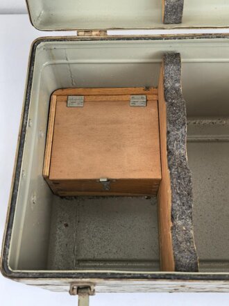 Transportkasten mit 3 Stück Pz.B.W.F.8 ( Panzer Beobachtungs Winkel Fernrohr für Bunkeranlagen ) samt Zubehör. Jeweils in gutem Zustand,  selten