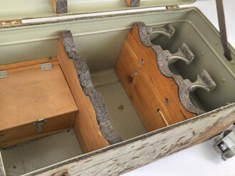 Transportkasten mit 3 Stück Pz.B.W.F.8 ( Panzer Beobachtungs Winkel Fernrohr für Bunkeranlagen ) samt Zubehör. Jeweils in gutem Zustand,  selten