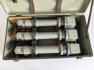 Transportkasten mit 3 Stück Pz.B.W.F.8 ( Panzer Beobachtungs Winkel Fernrohr für Bunkeranlagen ) samt Zubehör. Jeweils in gutem Zustand,  selten
