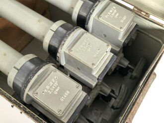 Transportkasten mit 3 Stück Pz.B.W.F.8 ( Panzer Beobachtungs Winkel Fernrohr für Bunkeranlagen ) samt Zubehör. Jeweils in gutem Zustand,  selten