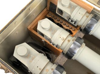 Transportkasten mit 3 Stück Pz.B.W.F.8 ( Panzer Beobachtungs Winkel Fernrohr für Bunkeranlagen ) samt Zubehör. Jeweils in gutem Zustand,  selten