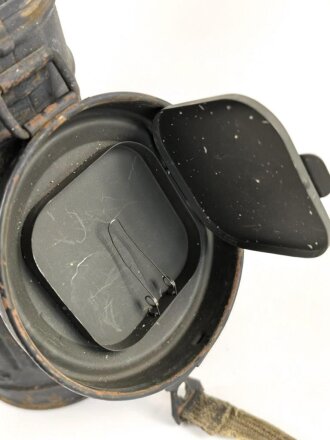 Luftwaffe, Bereitschaftsbüchse für eine Gasmaske. Luftwaffenblauer Originallack, datiert 1937. war ursprünglich eine Heeresbüchse. Ungereinigtes Stück