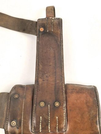 Karabinertragevorrichtung für berittene der Wehrmacht. Getragenes Stück in gutem Zustand, datiert 1937