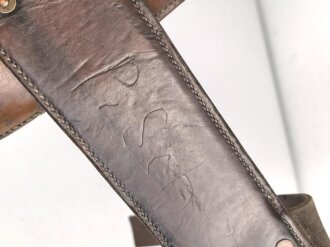 Karabinertragevorrichtung für berittene der Wehrmacht. Getragenes Stück in gutem Zustand, datiert 1937