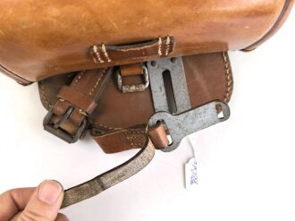 Packtasche für Berittene der Wehrmacht, datiert 1943. Getragenes Stück in gutem Gesamtzustand