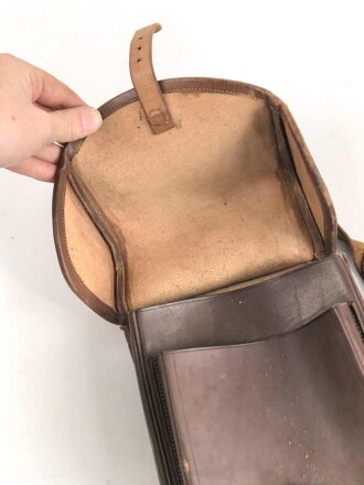 Paar " kleine " Packtaschen für Offiziere. Unmarkiert, so im Kaiserreich, aber auch in den 20/30iger Jahren getragen. Guter Zustand