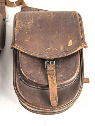 Paar " kleine " Packtaschen für Offiziere. Unmarkiert, so im Kaiserreich, aber auch in den 20/30iger Jahren getragen. Guter Zustand
