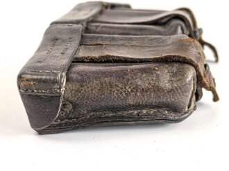 1.Weltkrieg , Patronentasche für Berittene. . Ein Verschlussriemen alt ergänzt, datiert 1915, ungereinigt