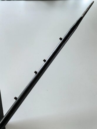 Preussen, Stahlrohrlanze Modell 1890/93. Die Drahtösen bereits durch vier Messingknöpfe ergänzt, so 1893 durchgeführt. Kammerstück von 1890. KEIN VERSAND, 3m Länge