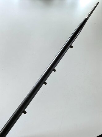 Preussen, Stahlrohrlanze Modell 1890/93. Die Drahtösen bereits durch vier Messingknöpfe ergänzt, so 1893 durchgeführt. Kammerstück von 1890. KEIN VERSAND, 3m Länge