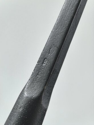 Preussen, Stahlrohrlanze Modell 1890/93. Die Drahtösen bereits durch  Messingknöpfe ergänzt, so 1893 durchgeführt. Kammerstück von 1890, inTeilen verbeult, überlackiert.  KEIN VERSAND