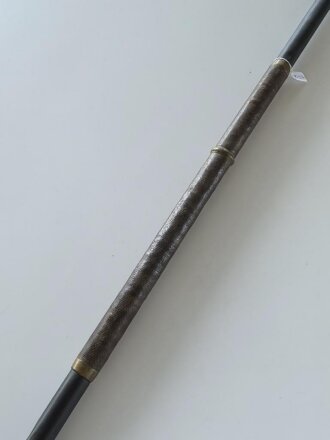 Preussen, Stahlrohrlanze Modell 1890/93. Die Drahtösen bereits durch  Messingknöpfe ergänzt, so 1893 durchgeführt. Kammerstück von 1890, inTeilen verbeult, überlackiert.  KEIN VERSAND