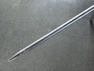 Preussen, Stahlrohrlanze Modell 1890/93. Die Drahtösen bereits durch  Messingknöpfe ergänzt, so 1893 durchgeführt. Kammerstück von 1890, inTeilen verbeult, überlackiert.  KEIN VERSAND