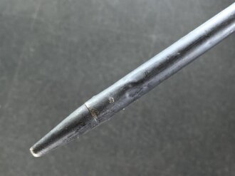 Preussen, Stahlrohrlanze Modell 1890/93. Die Drahtösen bereits durch  Messingknöpfe ergänzt, so 1893 durchgeführt. Kammerstück von 1890, inTeilen verbeult, überlackiert.  KEIN VERSAND