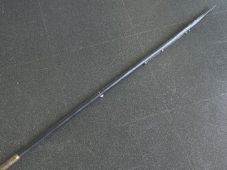 Preussen, Stahlrohrlanze Modell 1890/93. Die Drahtösen bereits durch  Messingknöpfe ergänzt, so 1893 durchgeführt. Kammerstück von 1890, inTeilen verbeult, überlackiert.  KEIN VERSAND