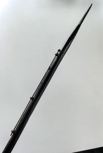 Preussen, Stahlrohrlanze Modell 1890/93. Die Drahtösen bereits durch  Messingknöpfe ergänzt, so 1893 durchgeführt. Kammerstück von 1890, inTeilen verbeult, überlackiert.  KEIN VERSAND