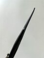 Preussen, Stahlrohrlanze Modell 1890/93. Die Drahtösen bereits durch  Messingknöpfe ergänzt, so 1893 durchgeführt. Kammerstück von 1890, inTeilen verbeult, überlackiert.  KEIN VERSAND
