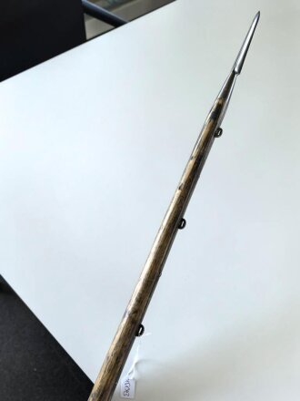Holzlanze mit drei Drahtösen. Keine erkennbare Stempelung. KEIN VERSAND