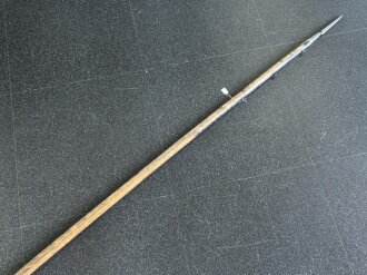 Holzlanze mit drei Drahtösen. Keine erkennbare Stempelung. KEIN VERSAND