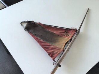 Lanze mit starrer Lanzenflagge. Der Lanzenkörper aus Bambus mit eiserner Spitze. Ungereinigtes Stück, KEIN VERSAND