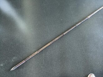 Lanze mit starrer Lanzenflagge. Der Lanzenkörper aus Bambus mit eiserner Spitze. Ungereinigtes Stück, KEIN VERSAND