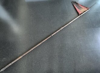 Lanze mit starrer Lanzenflagge. Der Lanzenkörper aus Bambus mit eiserner Spitze. Ungereinigtes Stück, KEIN VERSAND
