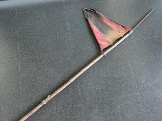 Lanze mit starrer Lanzenflagge. Der Lanzenkörper aus Bambus mit eiserner Spitze. Ungereinigtes Stück, KEIN VERSAND
