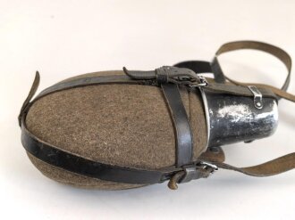 Labeflasche für Sanitätspersonal der Wehrmacht. C & C.W. 37. Ausnahmsweise mal mit den richtigen Trageriemen