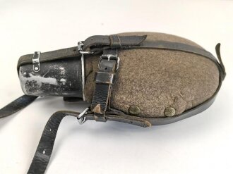 Labeflasche für Sanitätspersonal der Wehrmacht. C & C.W. 37. Ausnahmsweise mal mit den richtigen Trageriemen