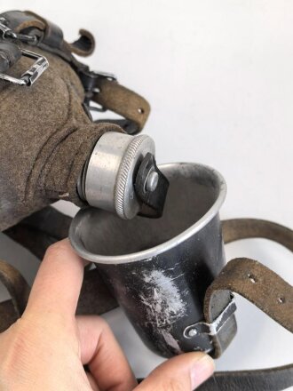 Labeflasche für Sanitätspersonal der Wehrmacht. C & C.W. 37. Ausnahmsweise mal mit den richtigen Trageriemen
