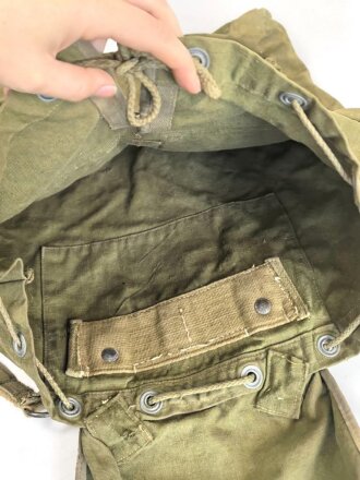 Tropenrucksack für Angehörige des Heeres. getragenes Stück, mit den zugehörigen Trageriemen