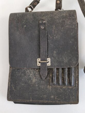 DDR, frühe Kartentasche aus genarbtem Leder, mit Trageriemen. Ungereinigtes Stück