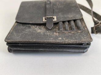 DDR, frühe Kartentasche aus genarbtem Leder, mit Trageriemen. Ungereinigtes Stück
