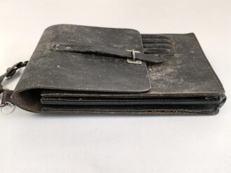 DDR, frühe Kartentasche aus genarbtem Leder, mit Trageriemen. Ungereinigtes Stück