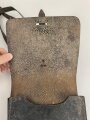 DDR, frühe Kartentasche aus genarbtem Leder, mit Trageriemen. Ungereinigtes Stück