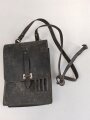 DDR, frühe Kartentasche aus genarbtem Leder, mit Trageriemen. Ungereinigtes Stück
