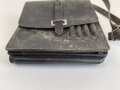 DDR, frühe Kartentasche aus genarbtem Leder, mit Trageriemen. Ungereinigtes Stück
