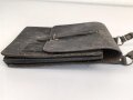 DDR, frühe Kartentasche aus genarbtem Leder, mit Trageriemen. Ungereinigtes Stück