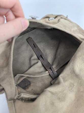 1. Weltkrieg, feldgrauer Brotbeutel. Ungereinigt, die Koppelschlaufen entfernt