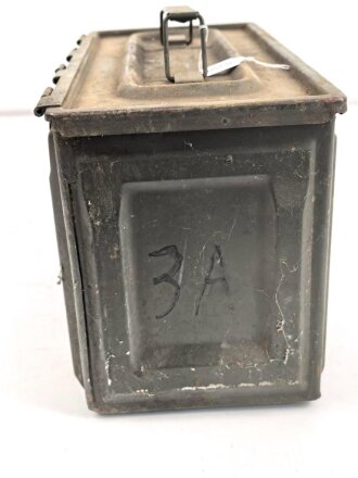 Frankreich, Gurtkasten / Munitionskasten für " 100 Cartouches do 12,7mm Modelle 1947. Datiert 1963. Ungereinigtes Stück