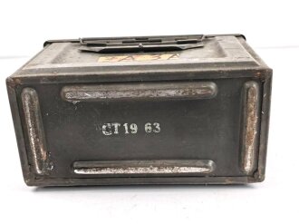 Frankreich, Gurtkasten / Munitionskasten für " 100 Cartouches do 12,7mm Modelle 1947. Datiert 1963. Ungereinigtes Stück