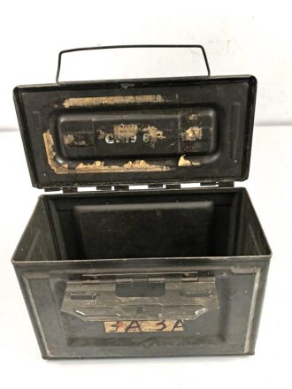 Frankreich, Gurtkasten / Munitionskasten für " 100 Cartouches do 12,7mm Modelle 1947. Datiert 1963. Ungereinigtes Stück